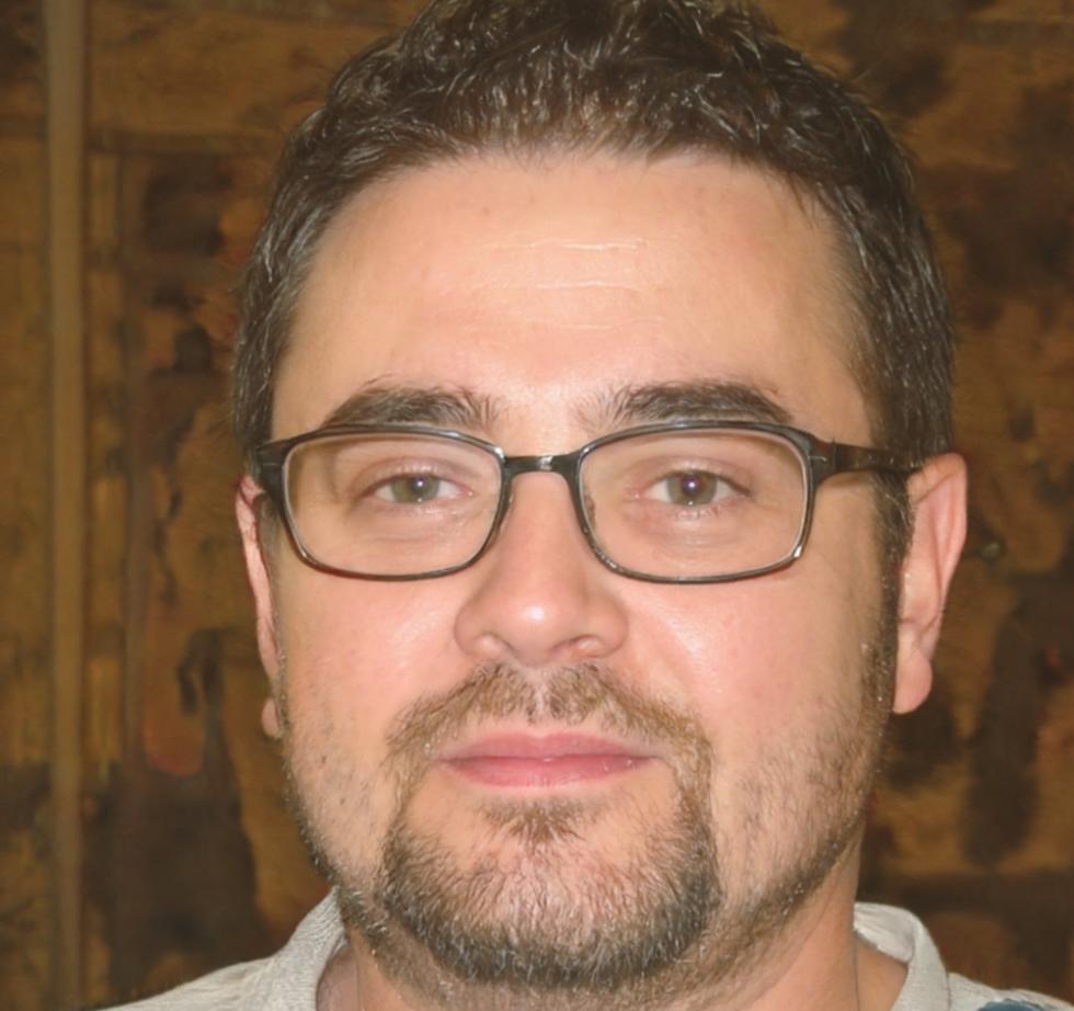 Carlos Martínez, Consultor Financiero